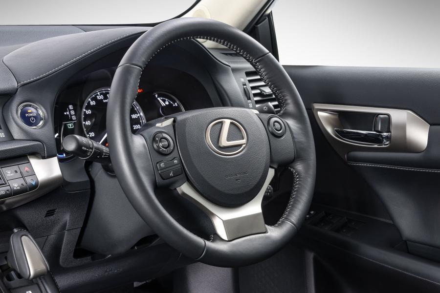 Панель приборов Lexus CT200h 2018 года  (ZA) (фото 19 из 40)